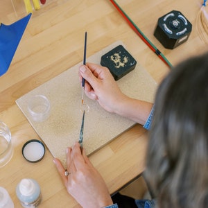 Laurel making a ring