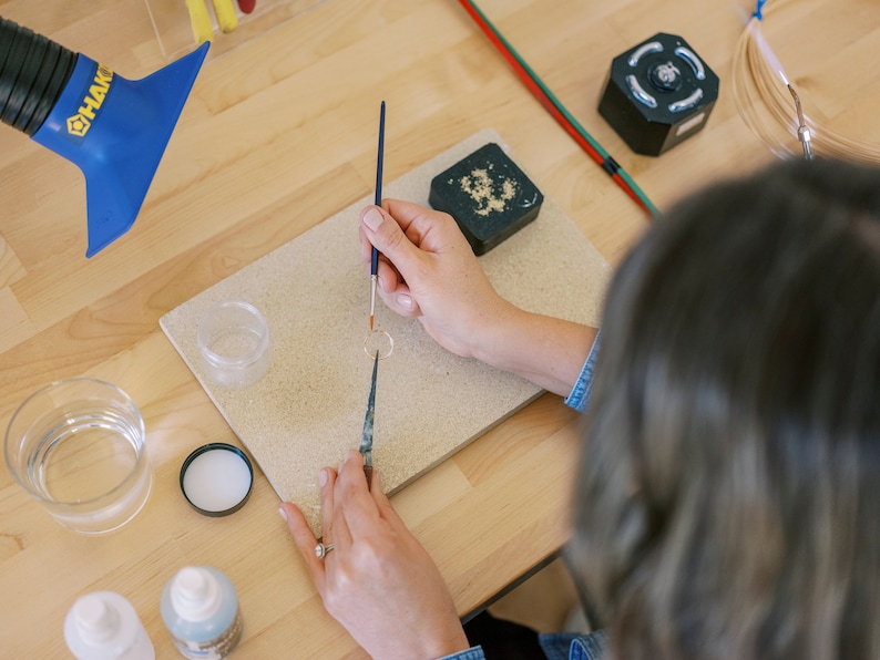 Laurel making a ring