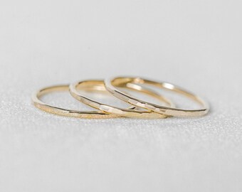 Set di anelli impilabili riempiti in oro 14k / Set di 3 fasce in oro martellato delicate e minimali