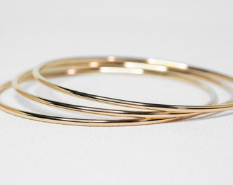 Conjunto de tres brazaletes de oro gruesos / pulsera llena de oro de 14k brazaletes de oro gruesos brazalete martillado brazalete simple regalo de brazalete de oro