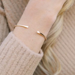 Pulseira rígida martelada em ouro 14k | Pulseira delicada e minimalista
