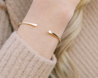 Brazalete martillado chapado en oro de 14 k / Pulsera minimalista y delicada
