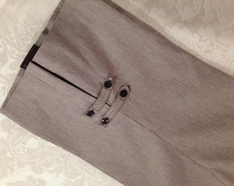 Adorable size 8-10 Brown Pleated with Kick Pleat Capris Short Pants Dress Barn Hip Hugger Style