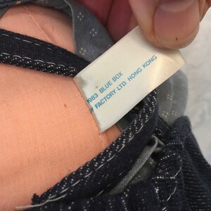 Puede incluir: Una etiqueta blanca con texto azul que dice "1983 BLUE BOX  FACTORY LTD. HONG KONG".