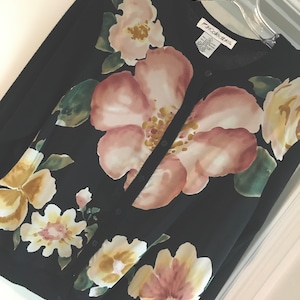 Gorgeous size L SILK Pink Floral Front Panel Front Button Sweater