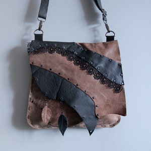 Bolso de cuero desgastado marrón rojo de encaje cosido a mano / Bolso de hombro / Bolso de cuero de borde natural / OOAK / Bolso mensajero