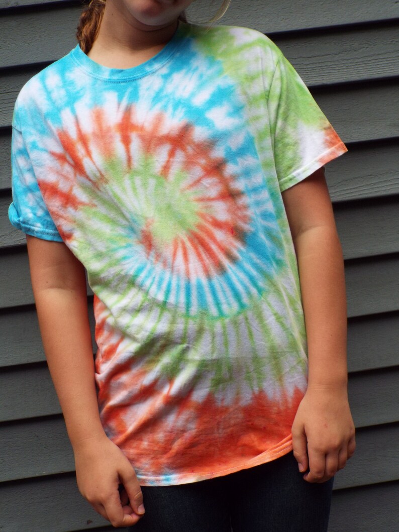 how to do a swirl on a tie dye shirt