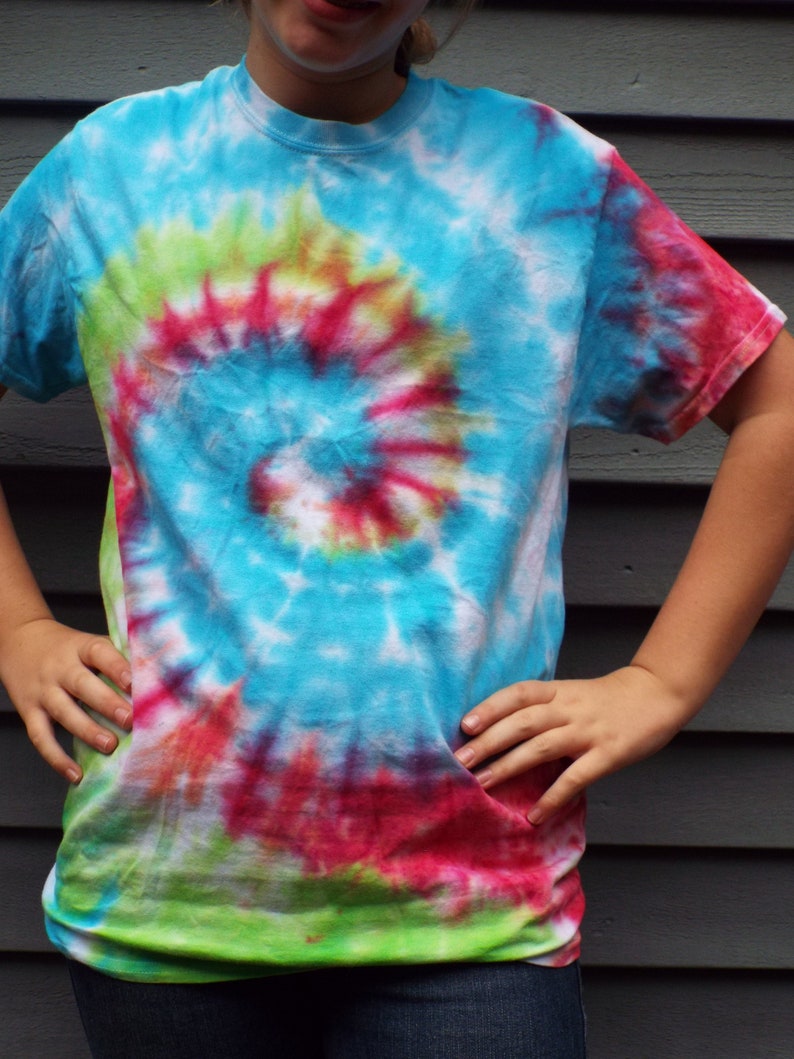 how to do a swirl on a tie dye shirt