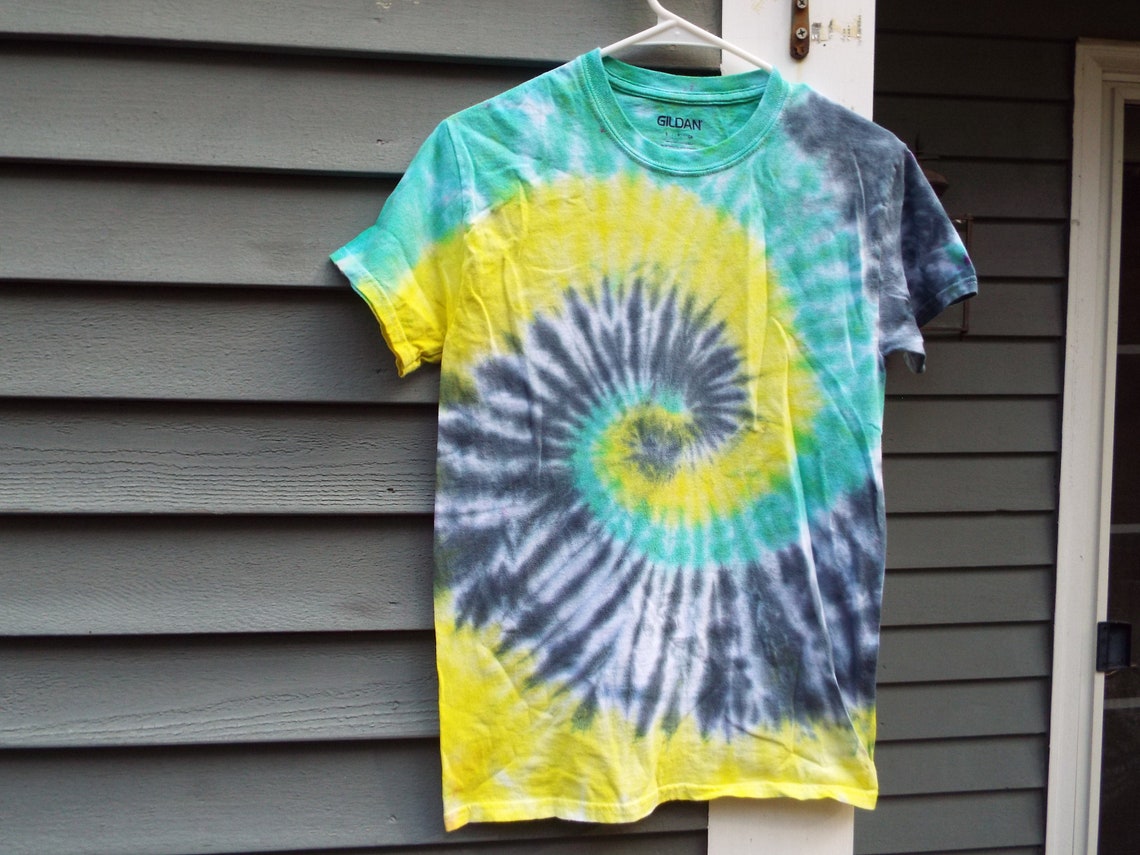 how do you do a swirl tie dye shirt