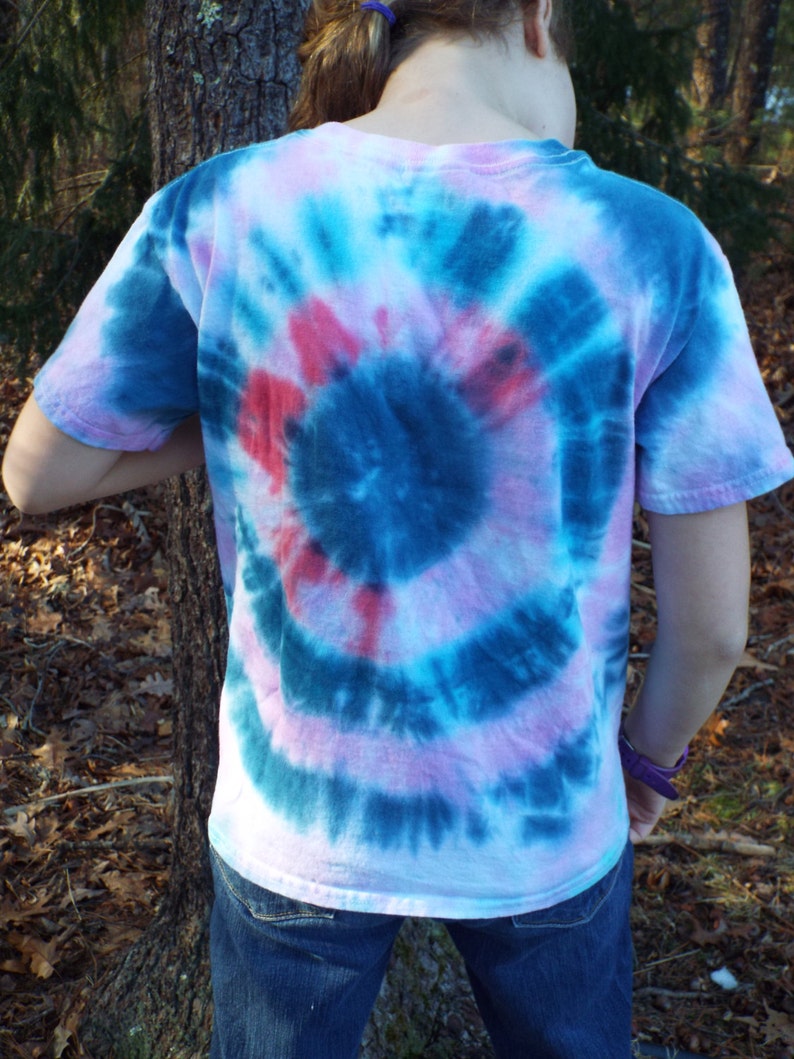 how to make a tie dye flower shirt