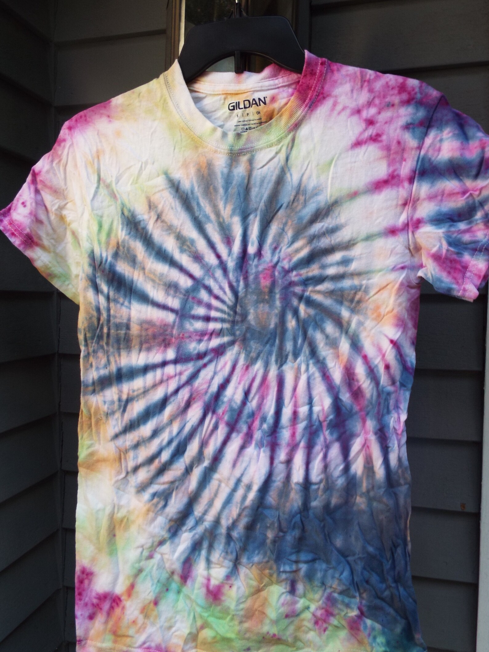 how to swirl a tie dye shirt