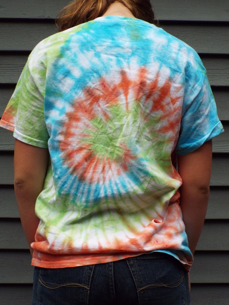 how to do a swirl on a tie dye shirt