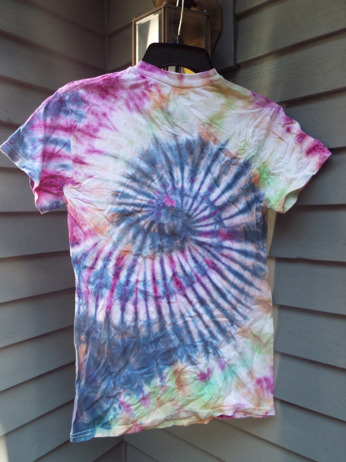 how to do a swirl on a tie dye shirt