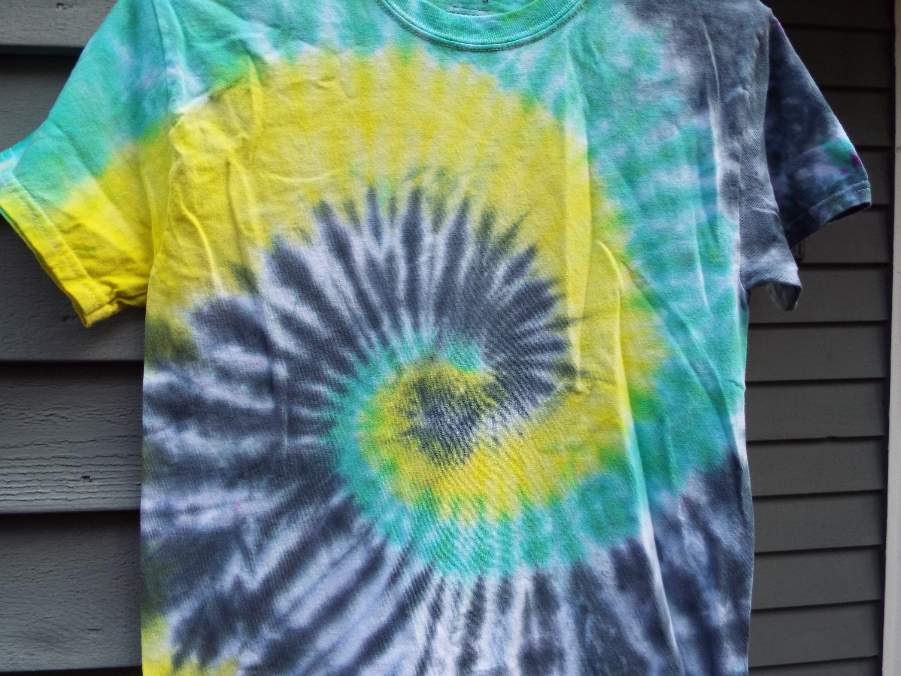 how do you do a swirl tie dye shirt