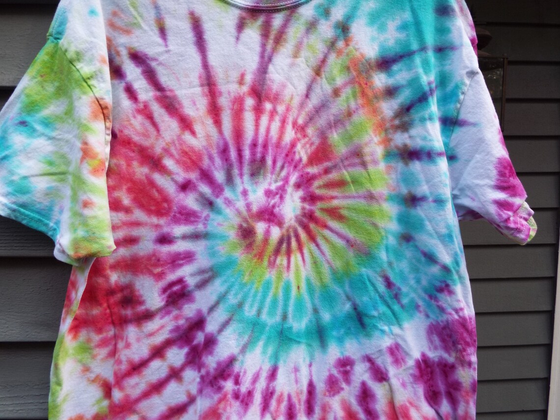 how to do a swirl on a tie dye shirt