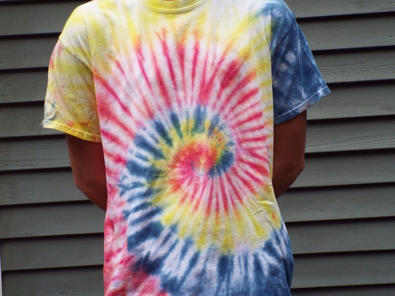 how to do a swirl on a tie dye shirt
