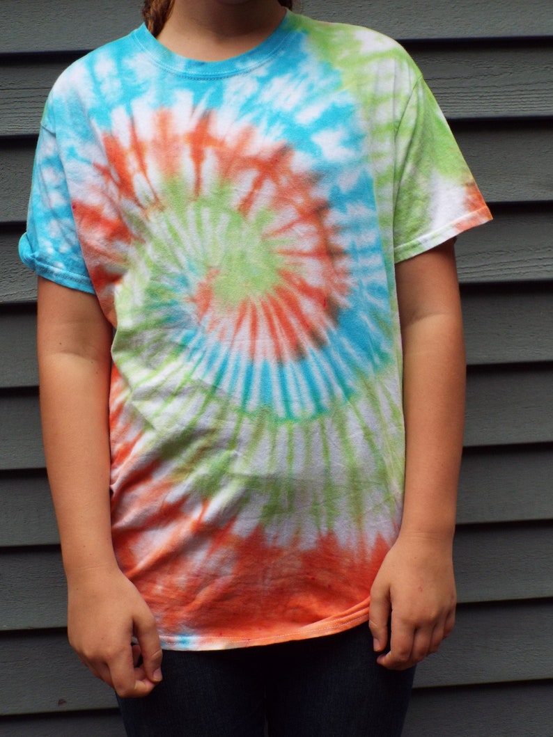 how to do a swirl on a tie dye shirt