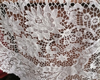 Rare, extremely delicate Brussels lace round tablecloth from the beginning of the last century 1920   ф 150 cm, wedding gift