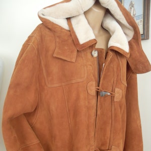 Men's lambskin coat, large size, in excellent condition.lammfell mantel herren kapuze
