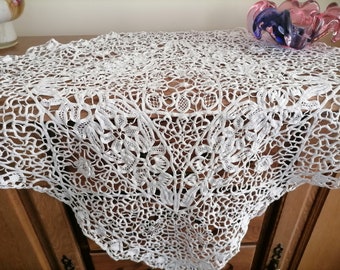 Dentelle à la pointe de la Roumanie, MAkramé. napperon au crochet, crochet fait main, cadeau de mariage, dentelle à l'aiguille, décoration intérieure 80/80 cm