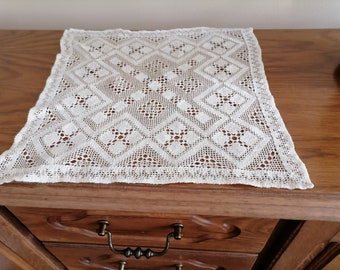 Nappe carrée, crochetée, blanche