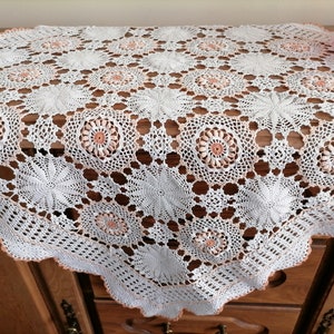 Uniquely beautiful crocheted tablecloth of three colors, beautiful delicate flowers 80/80 cm