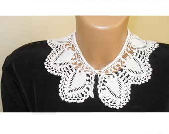 collares de ganchillo blanco