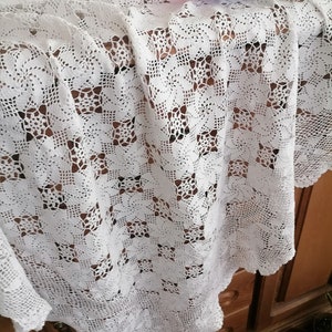Wunderschöne weiße französische Tischdecke, gehäkelt, zarte Blumen