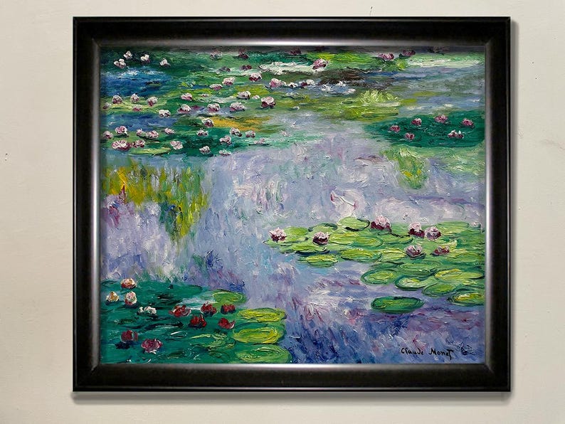 以下が含まれることがあります： クロード・モネによる睡蓮の額入り絵画。この作品は、緑、青、紫、赤の色合いのスイレンと花のある池を描いています。絵画は黒いフレームに入っており、白い壁に展示されています。