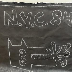 Puede incluir: Obra de arte negra con letras de tiza blanca y una ilustraci&oacute;n de un perro de dibujos animados. El texto "N.Y.C. 84" est&aacute; en la parte superior. El perro tiene ojos grandes y exhala una nube de humo o aliento.