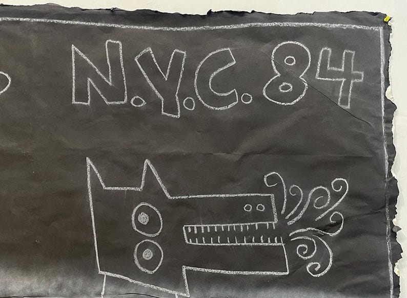 Puede incluir: Obra de arte negra con letras de tiza blanca y una ilustraci&oacute;n de un perro de dibujos animados. El texto "N.Y.C. 84" est&aacute; en la parte superior. El perro tiene ojos grandes y exhala una nube de humo o aliento.