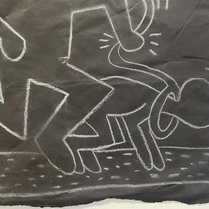 Puede incluir: Obra de arte en blanco y negro con figuras estilizadas en una composici&oacute;n din&aacute;mica. Las figuras est&aacute;n delineadas en blanco sobre un fondo oscuro, con l&iacute;neas audaces y formas simples. La obra tiene una cualidad cruda y expresiva.