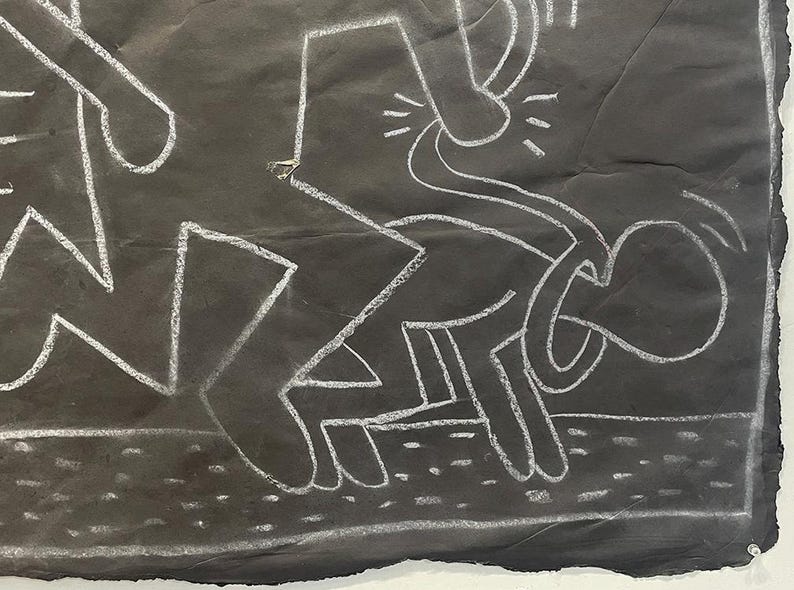 Puede incluir: Obra de arte en blanco y negro con figuras estilizadas en una composici&oacute;n din&aacute;mica. Las figuras est&aacute;n delineadas en blanco sobre un fondo oscuro, con l&iacute;neas audaces y formas simples. La obra tiene una cualidad cruda y expresiva.