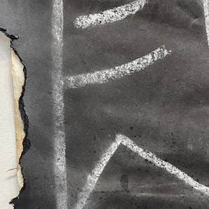 Puede incluir: Obra de arte abstracta sobre papel negro con l&iacute;neas de tiza blanca. La composici&oacute;n presenta formas geom&eacute;tricas y l&iacute;neas curvas, con un borde rasgado que revela las capas del papel. La obra tiene una apariencia texturizada.