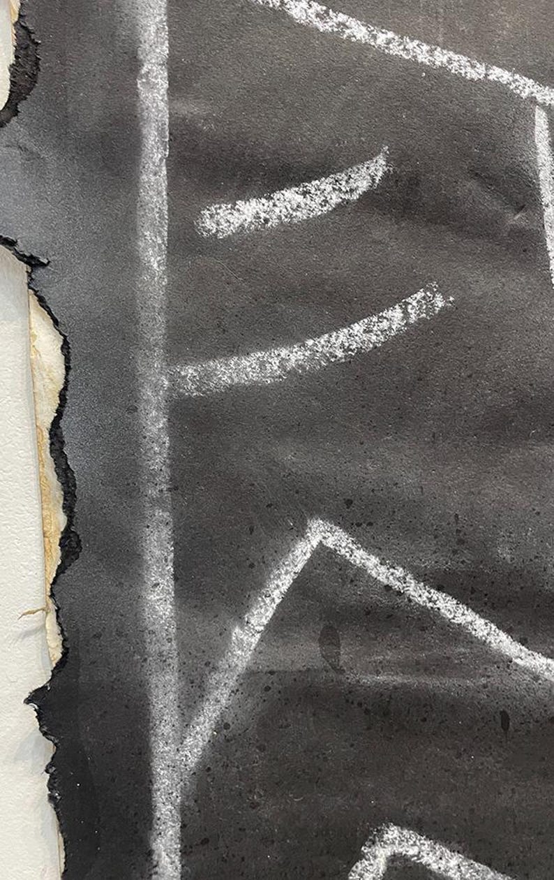 Puede incluir: Obra de arte abstracta sobre papel negro con l&iacute;neas de tiza blanca. La composici&oacute;n presenta formas geom&eacute;tricas y l&iacute;neas curvas, con un borde rasgado que revela las capas del papel. La obra tiene una apariencia texturizada.