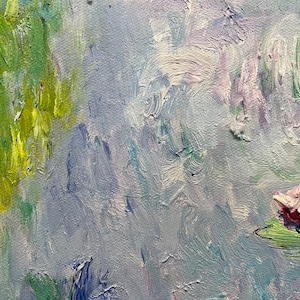 以下が含まれることがあります： 印象派の油絵で描かれた水庭。青、緑、紫の色使いで、筆致がよく見えます。ピンク色のスイレンが緑色の葉の上にあり、シーンに焦点を与えています。絵画は静けさを感じさせます。
