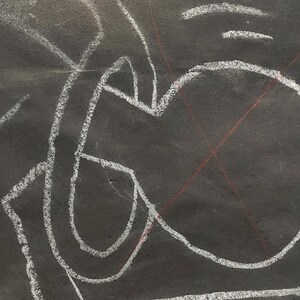 Puede incluir: Dibujo abstracto a tiza sobre fondo oscuro. L&iacute;neas de tiza blanca forman formas geom&eacute;tricas y un c&iacute;rculo grande. Finas l&iacute;neas rojas intersectan el c&iacute;rculo. La obra de arte tiene una est&eacute;tica cruda e inacabada.