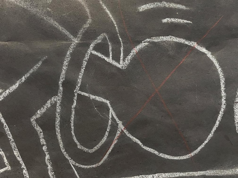 Puede incluir: Dibujo abstracto a tiza sobre fondo oscuro. L&iacute;neas de tiza blanca forman formas geom&eacute;tricas y un c&iacute;rculo grande. Finas l&iacute;neas rojas intersectan el c&iacute;rculo. La obra de arte tiene una est&eacute;tica cruda e inacabada.