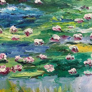 以下が含まれることがあります： 印象派の油絵で、スイレンのある池を描いています。水は青と緑の色合いで描かれ、筆致がテクスチャ効果を生み出しています。ピンクと白のスイレンが水面に浮かび、色彩を添えています。