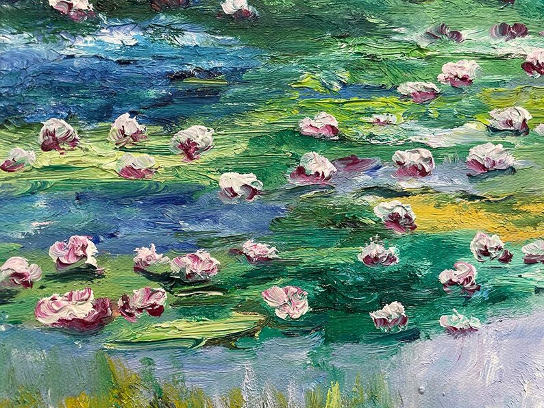 以下が含まれることがあります： 印象派の油絵で、スイレンのある池を描いています。水は青と緑の色合いで描かれ、筆致がテクスチャ効果を生み出しています。ピンクと白のスイレンが水面に浮かび、色彩を添えています。