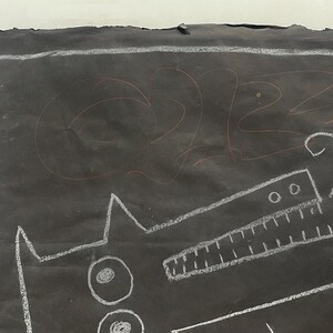 Puede incluir: Un p&oacute;ster negro con dibujos de tiza blanca de una criatura con un hocico largo y dientes, y el n&uacute;mero "22" en rojo. El p&oacute;ster tiene un borde blanco y est&aacute; sujeto a la pared con un chincheta.