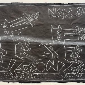 Puede incluir: Obra de arte negra con dibujos lineales blancos de figuras caninas exhalando humo estilizado. El texto "N.Y.C. 84" est&aacute; en la parte superior. La obra de arte tiene un aspecto rugoso y texturizado.