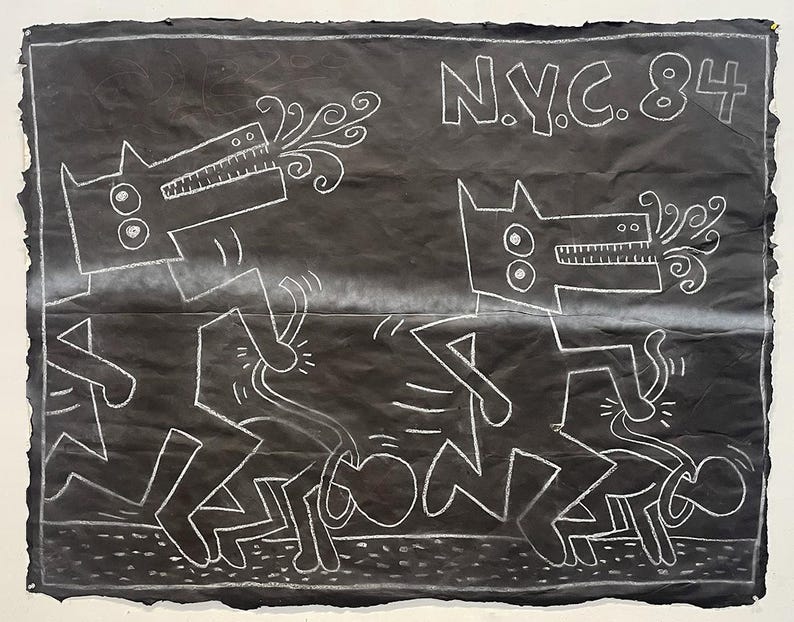 Puede incluir: Obra de arte negra con dibujos lineales blancos de figuras caninas exhalando humo estilizado. El texto "N.Y.C. 84" est&aacute; en la parte superior. La obra de arte tiene un aspecto rugoso y texturizado.