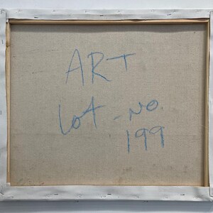 以下が含まれることがあります： キャンバスに張られたアート作品の裏側。ベージュ色のキャンバスに木製のフレームが付いています。青色の手書き文字で「ART」、「lot - no. 199」と書かれています。キャンバスは木製フレームにホチキス止めされています。