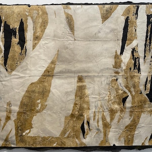Puede incluir: Obra de arte abstracta con superficie texturizada, pan de oro y detalles en negro. La pieza tiene un aspecto de papel rasgado, con fondo crema y borde oscuro. El pan de oro crea un contraste llamativo.