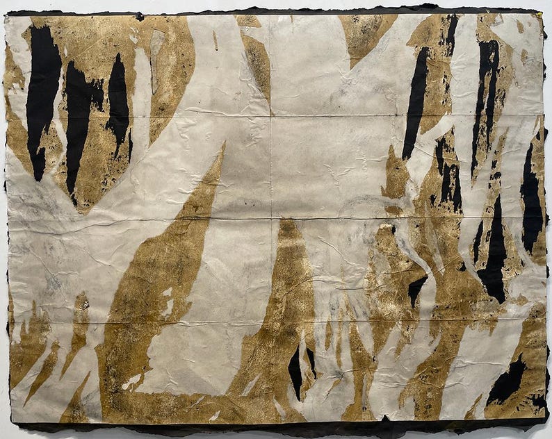 Puede incluir: Obra de arte abstracta con superficie texturizada, pan de oro y detalles en negro. La pieza tiene un aspecto de papel rasgado, con fondo crema y borde oscuro. El pan de oro crea un contraste llamativo.