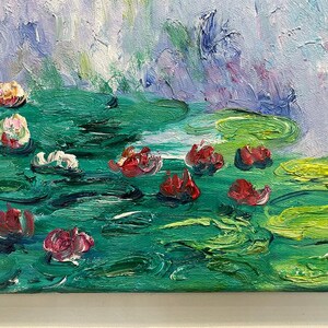 以下が含まれることがあります： 印象派の油絵で、スイレンと花のある水庭を描いています。水は鮮やかな緑色で、ピンク、赤、白の花が咲いています。背景には、ソフトなブルーとパープルがあります。