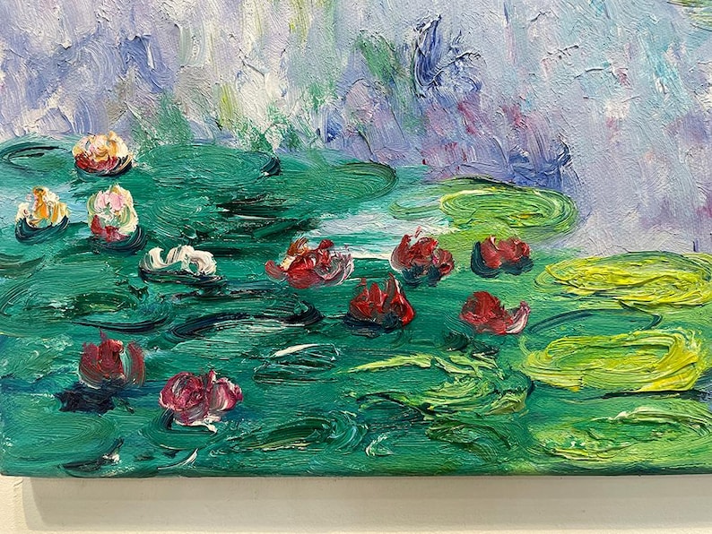 以下が含まれることがあります： 印象派の油絵で、スイレンと花のある水庭を描いています。水は鮮やかな緑色で、ピンク、赤、白の花が咲いています。背景には、ソフトなブルーとパープルがあります。