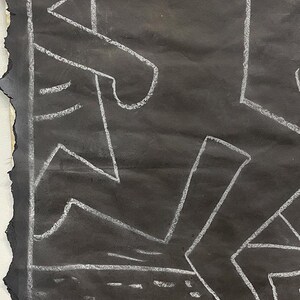 Puede incluir: Obra de arte abstracta sobre papel negro con l&iacute;neas de tiza blanca. El dibujo presenta formas y figuras geom&eacute;tricas, con un borde &aacute;spero y rasgado en el lado izquierdo. El estilo recuerda al arte callejero.