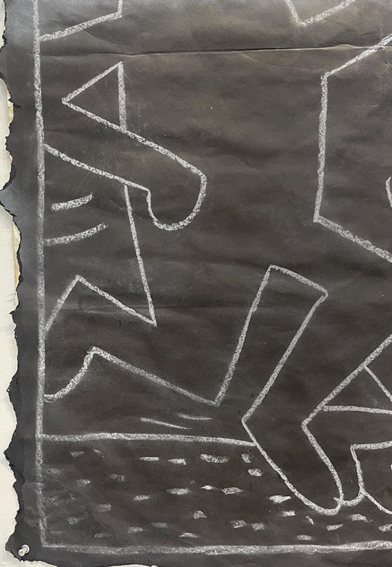 Puede incluir: Obra de arte abstracta sobre papel negro con l&iacute;neas de tiza blanca. El dibujo presenta formas y figuras geom&eacute;tricas, con un borde &aacute;spero y rasgado en el lado izquierdo. El estilo recuerda al arte callejero.